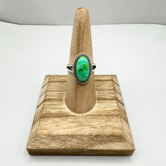 Jewelry - Ring Womens Size 8.25 Silver Tone Oval Green Faux Stone Statement Colorful Bold